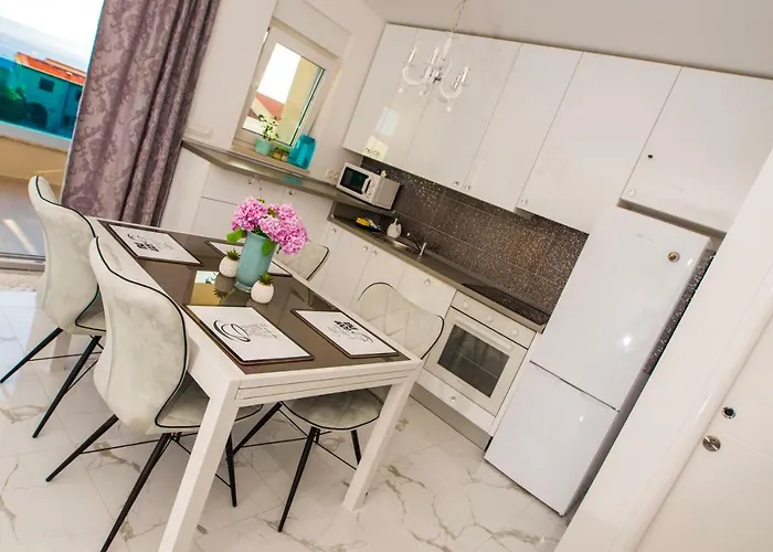 Mikulic Μακάρσκα